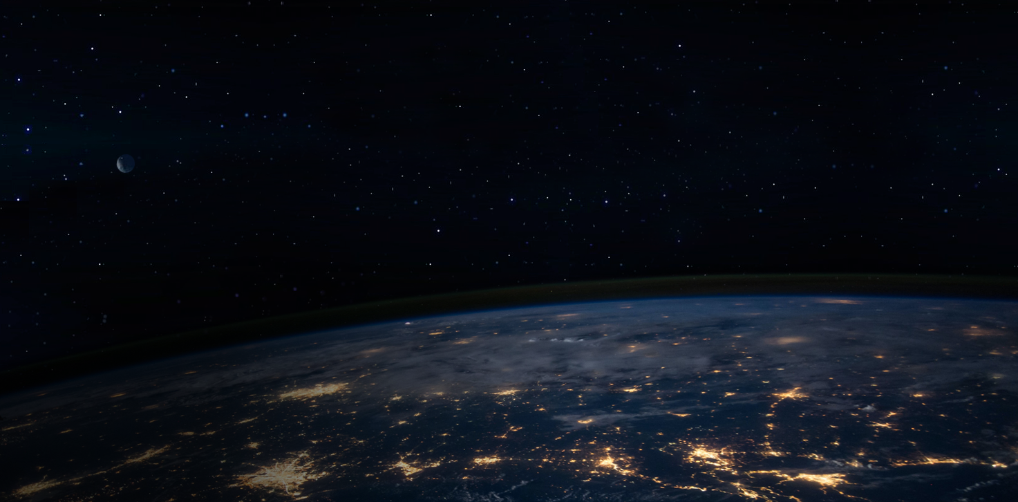 Erde bei Nacht mit vielen sichtbaren Lichtern auf der Erde